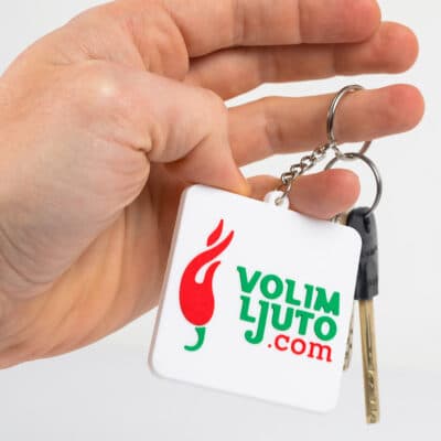 Bijeli Volim Ljuto gumeni privjesak 6x6cm