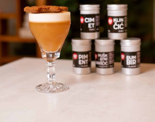 Gingerbread Amaretto Sour - prava božićna poslastica u čaši 1